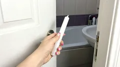 Jednou za měsíc jdu do koupelny a vezmu si s sebou obyčejnou svíčku. Tím vyřeším hned tři problémy najednou.