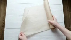 Proč používat pečicí papír v koupelně? Díky této metodě můžete zapomenout na hadry a čisticí prostředky.