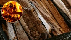 Hodím to do pece – a dřevo hoří efektivněji a v komíně není saze.