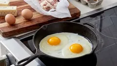 Proč potřebujete studenou pánev, abyste připravili dokonalá míchaná vejce: technika, která změní vaše rána