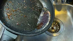 Kam byste měli po smažení vyhodit tuk? Nikdy ho nelijte do dřezu.